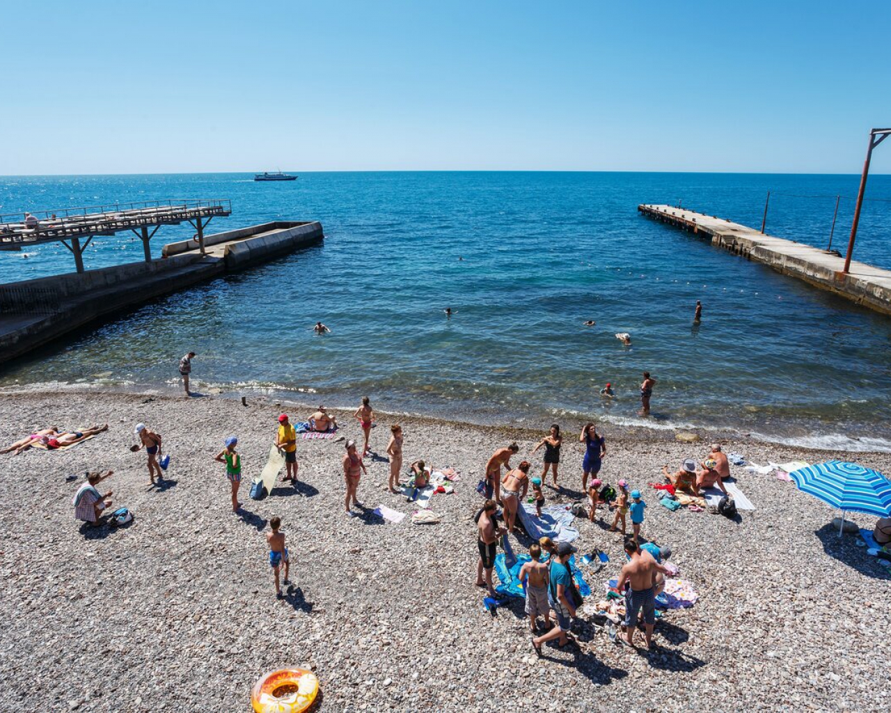 Пляж пансионата крымские зори Алушта. Пляж санатория крымские зори.